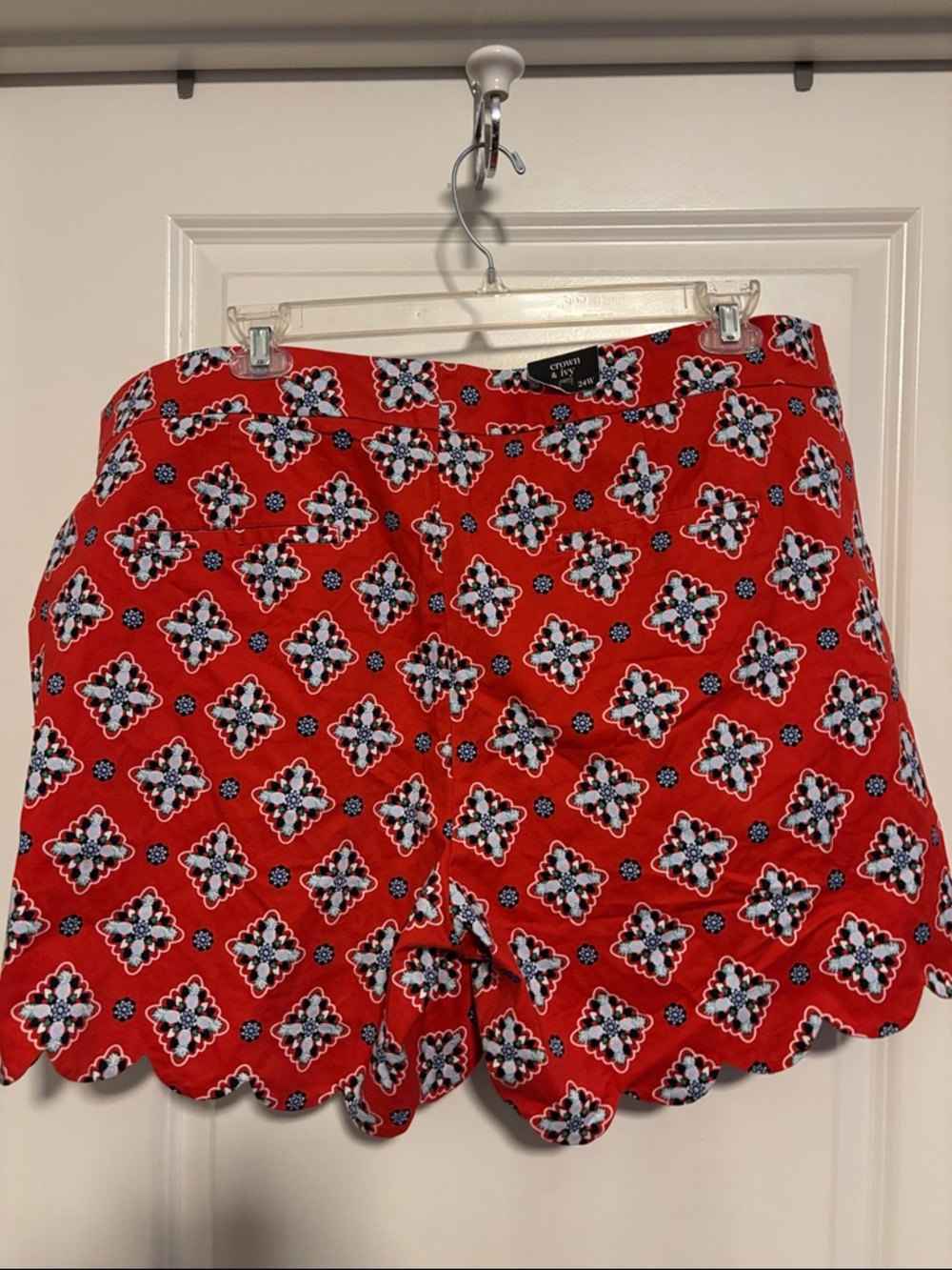 Crown & Ivy Red Floral Scallop Hem Women’s Shorts - Picture 6 of 7